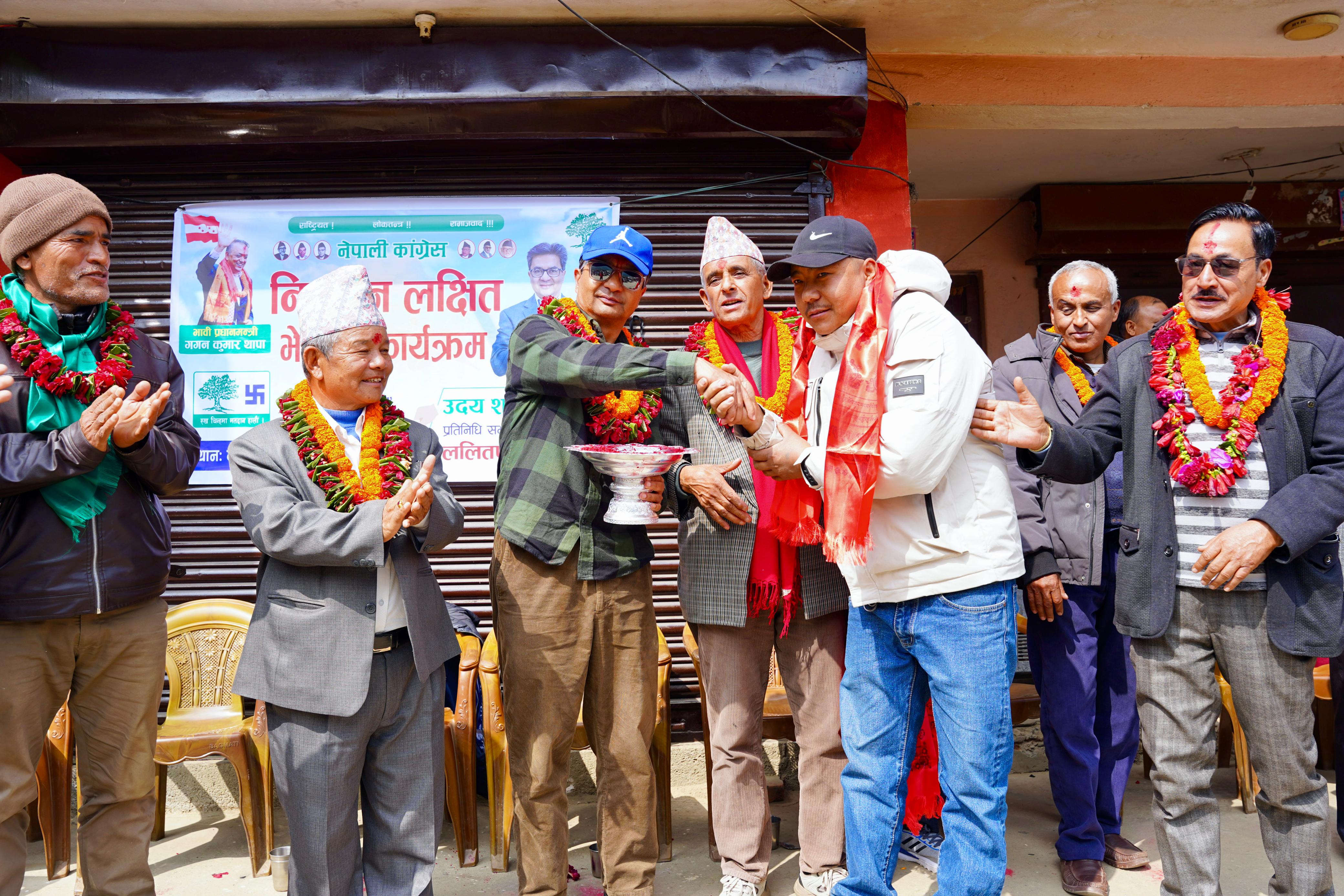 युवा सङ्घका अध्यक्षसहित एमाले–राप्रपाका नेता कांग्रेसमा प्रवेश